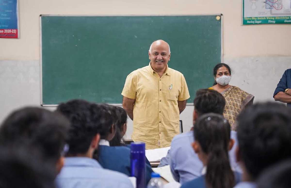 उपमुख्यमंत्री सिसोदिया ने आईटीआई खिचड़ीपुर के छात्रों से किया संवाद, आईटीआई के कोर्सज के महत्त्व पर की चर्चा